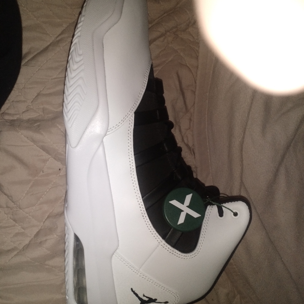 Jordans max aura size 14